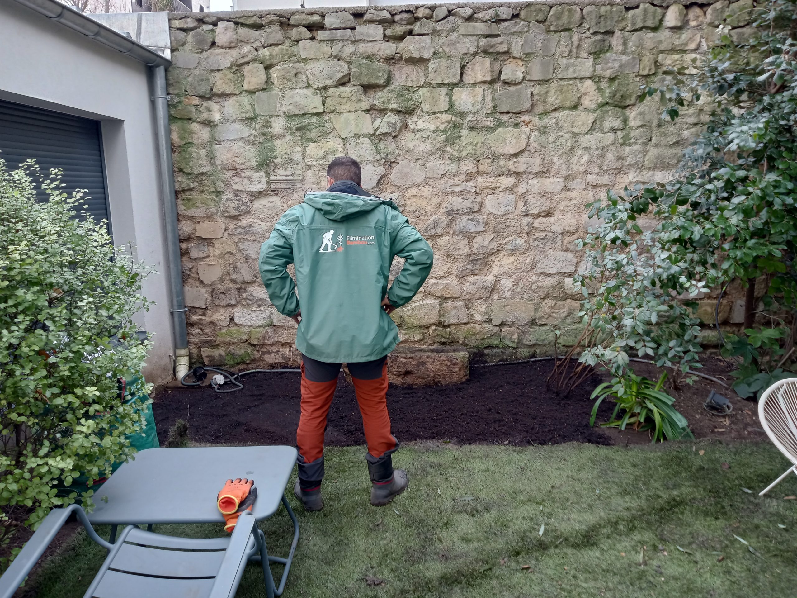 Après intervention : zone assainie après extraction complète des rhizomes