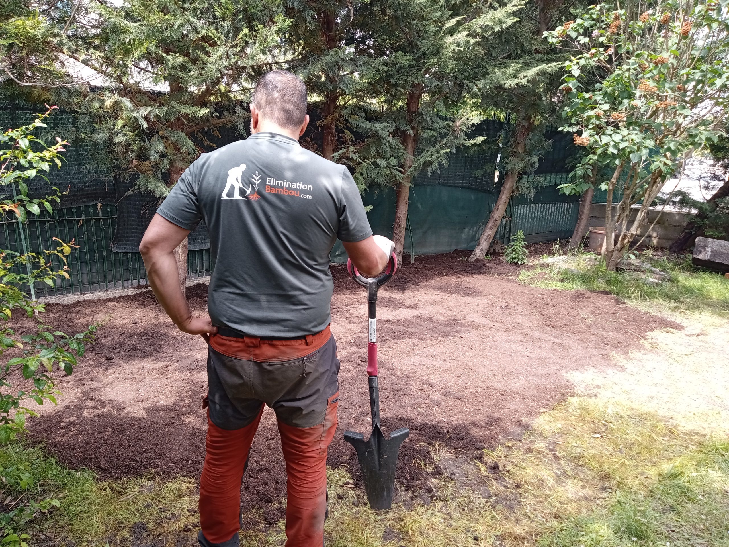 Fin de chantier à Clichy-sous-Bois après extraction des rhizomes de bambou traçant et remise au propre.